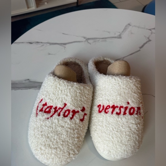 Taylor’s Version W10.5/M9 Cozy White Slippers with Red Text - Picture 1 of 8